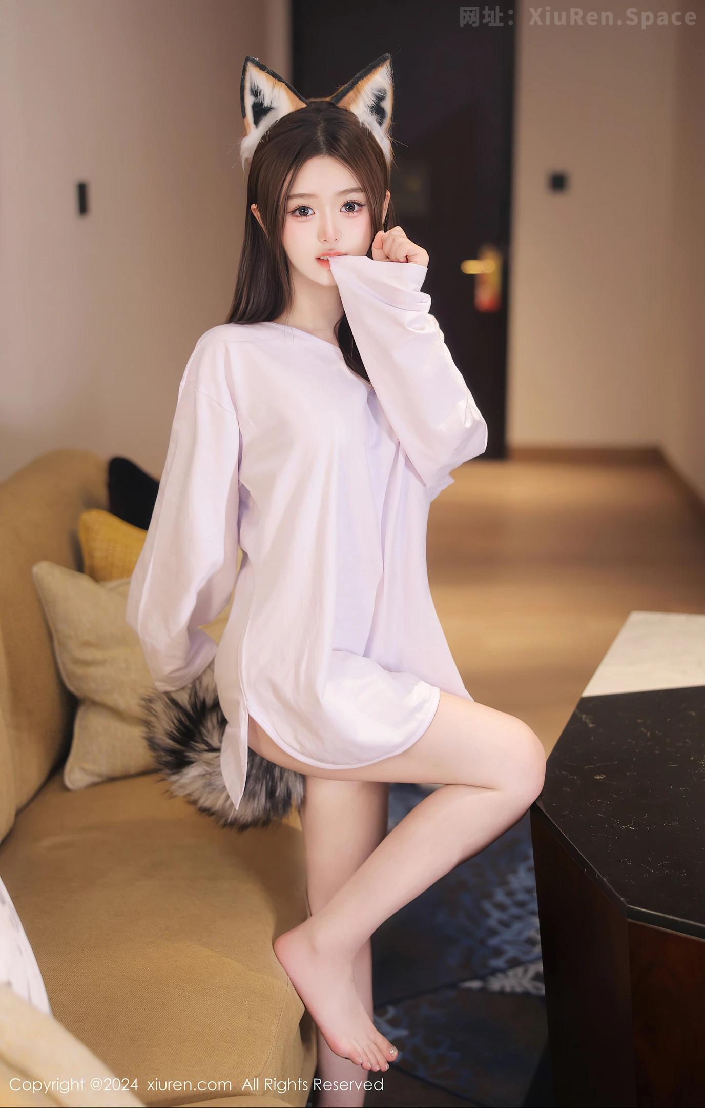 图片[5]-[XiuRen秀人网]VOL.8245 新人模特媃柔性感狐狸装扮白色上衣半脱秀惹火身材撩人诱惑写真87P-秀人网官方网站